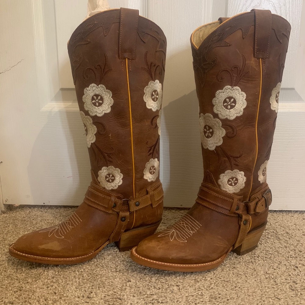 Boots (cowboy boots)